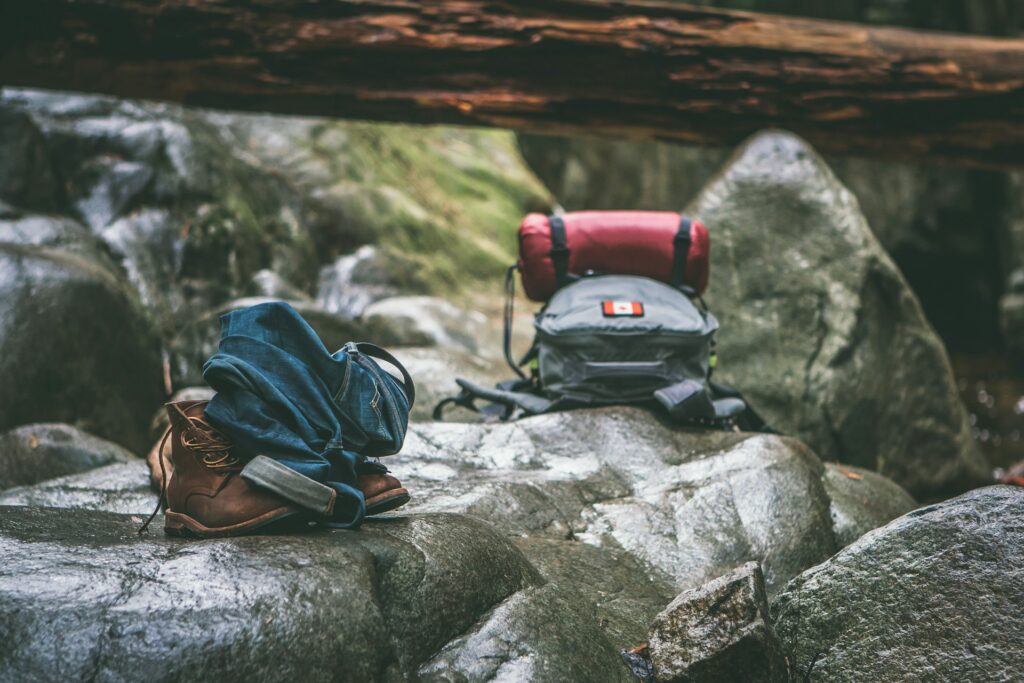 hiking tours, preparing for hiking, packing, backpacks, hiking bags, bags on rocks